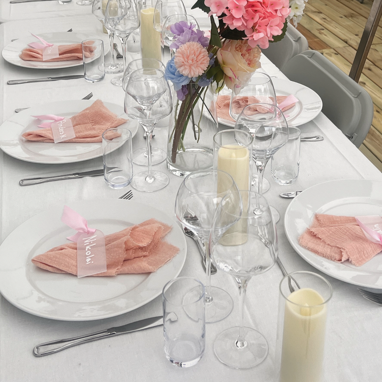 Dekket bord med hvit duk, servise og glass til leie