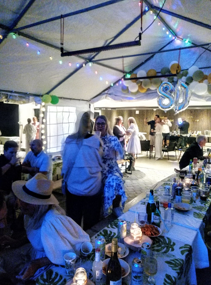 Partytelt til 50-årslag, sett fra utsiden om kvelden