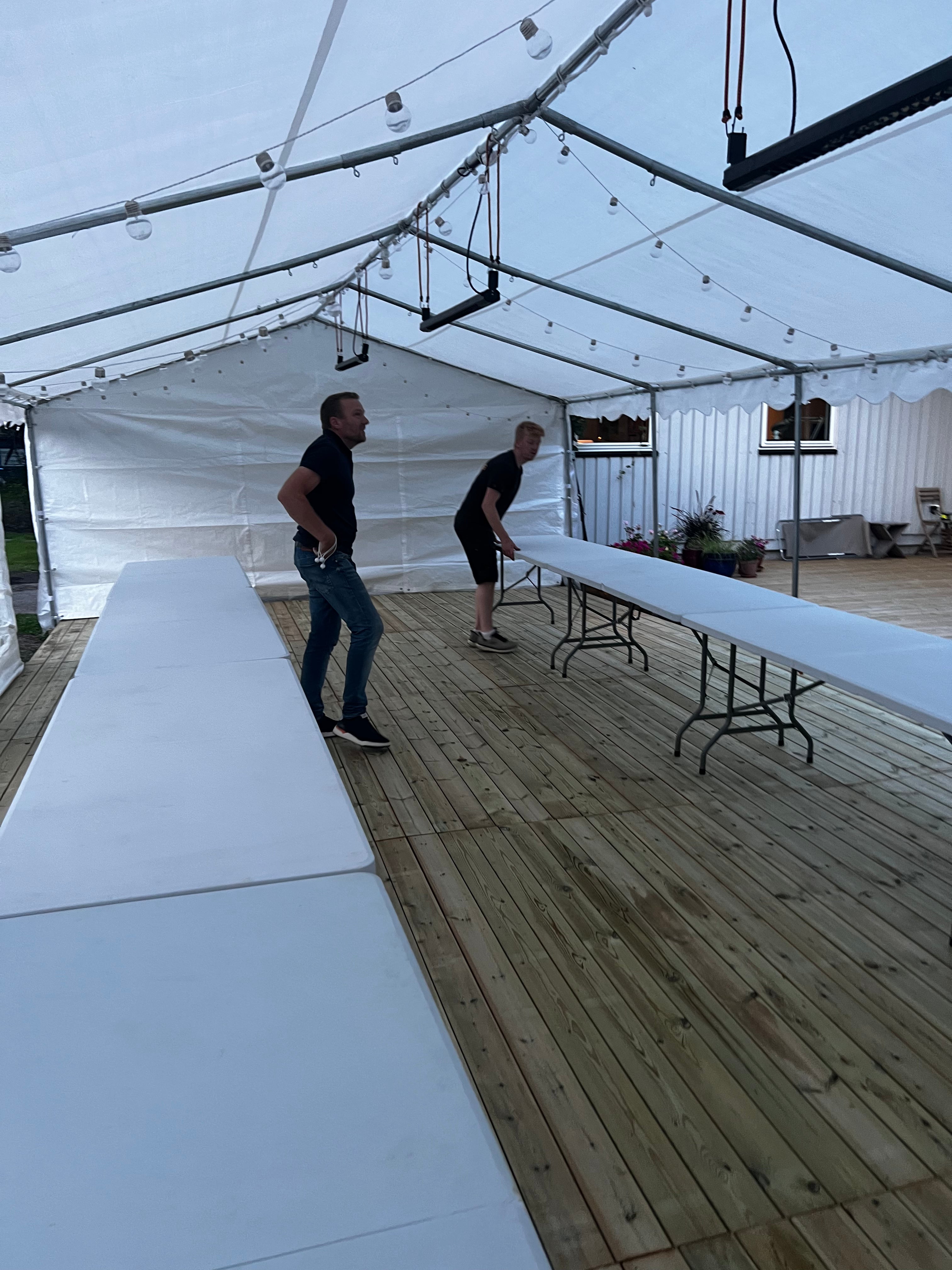 Montering av partytelt, 5x8m partytelt, med gulv, bord, stoler, lys og varme