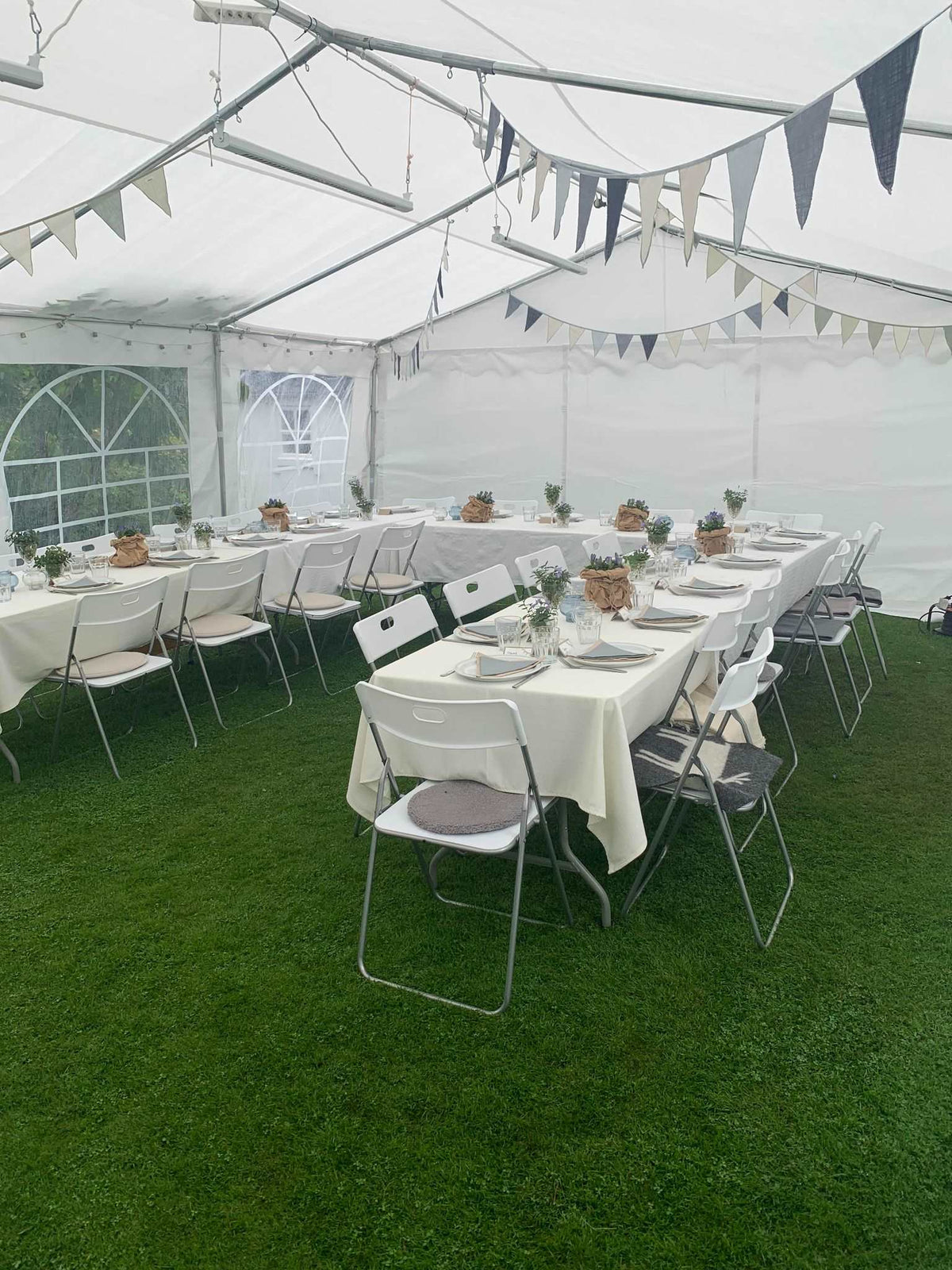 Dekkede langbord med hvite duker og klappstoler i partytelt 5x8 m